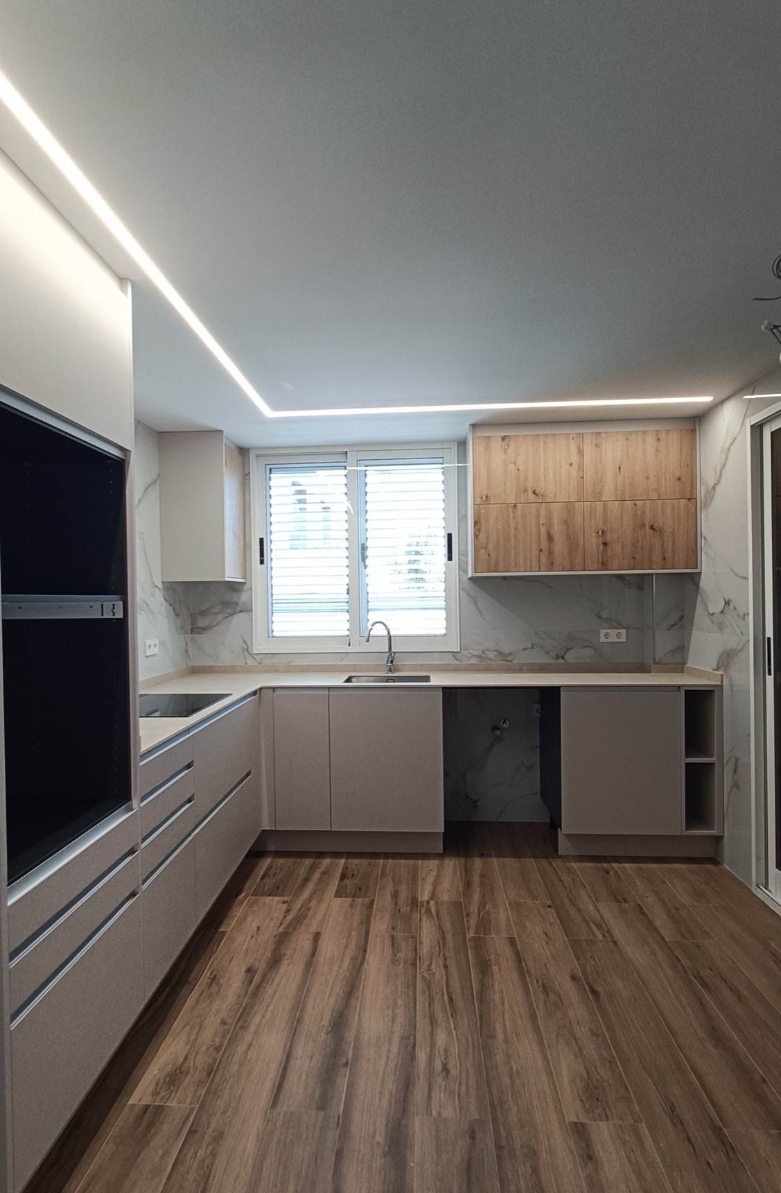 Cocina premium con porcelánico marmolado — Cocinas en Castellón y provincia