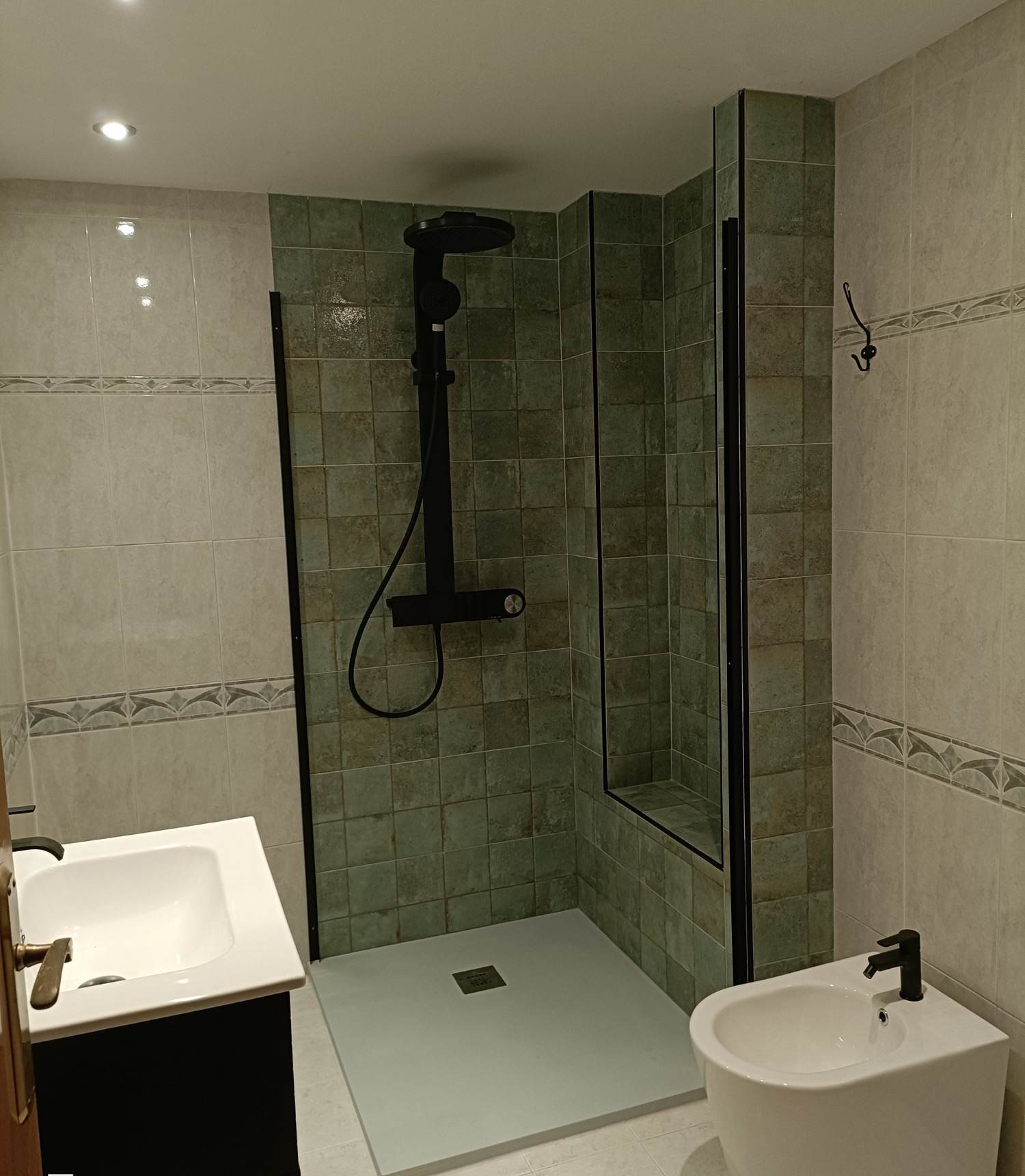 Cambio de plato premium en negro mate — Baños en Castellón y provincia